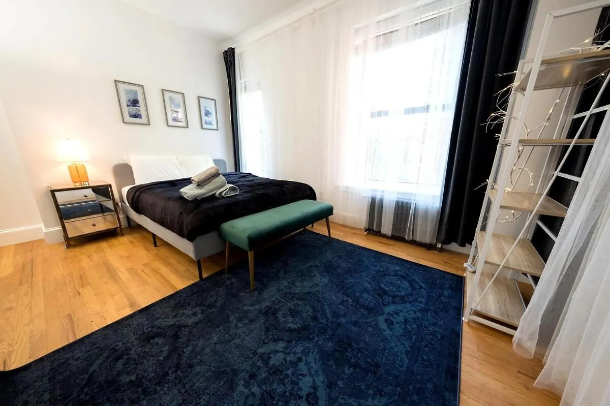 4Br Apt Two Blocks To Central Park Elevator, Laundry, Virtual Doorman New York