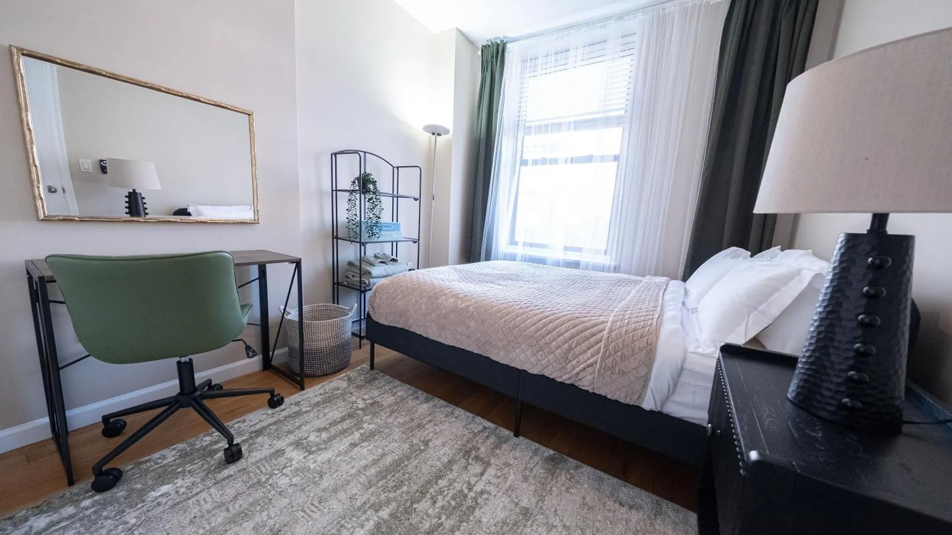 4Br Apt Two Blocks To Central Park Elevator, Laundry, Virtual Doorman New York Apartment