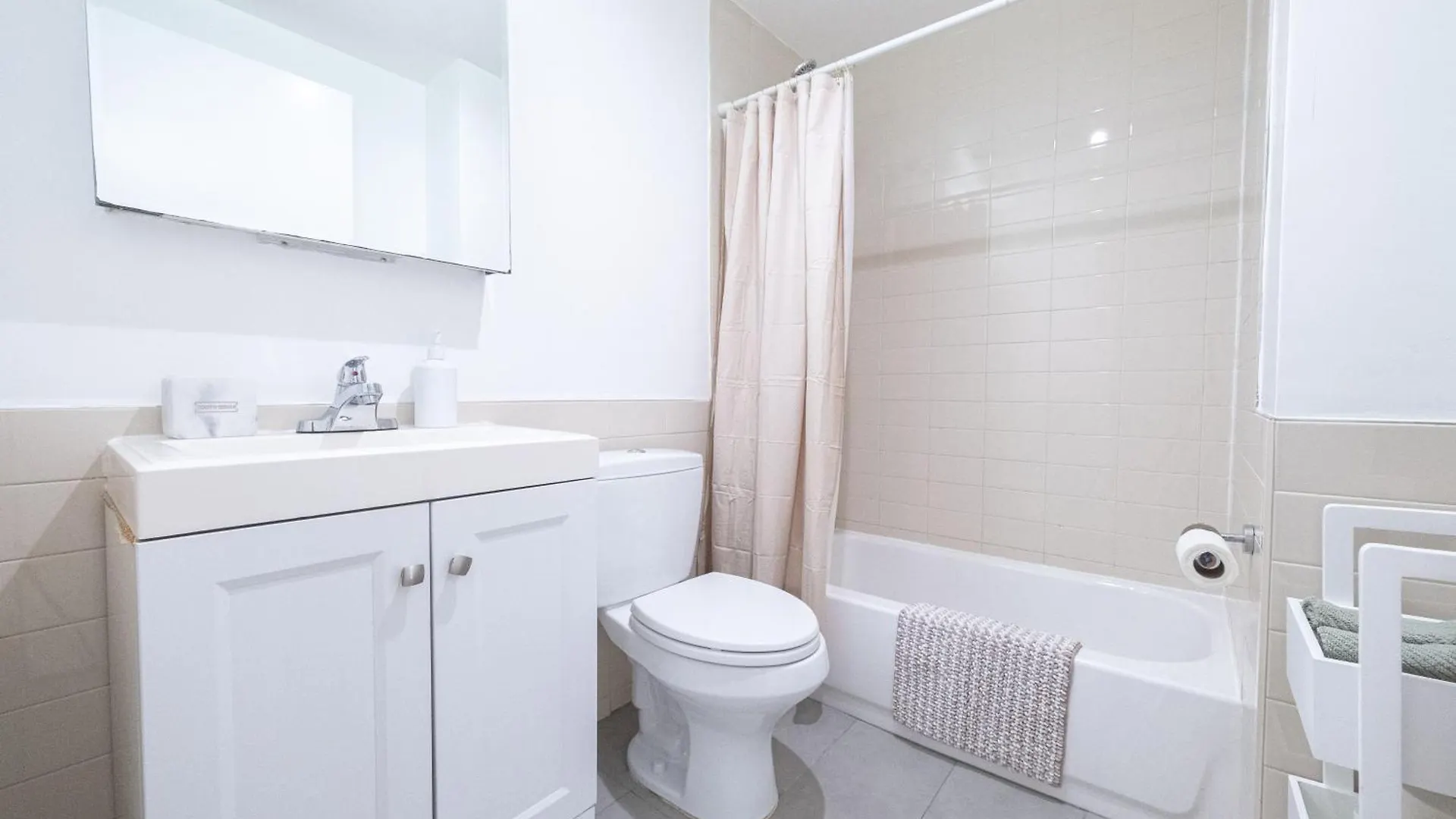 4Br Apt Two Blocks To Central Park Elevator, Laundry, Virtual Doorman New York