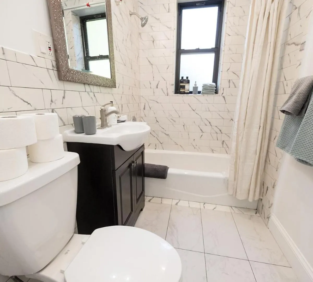 4Br Apt Two Blocks To Central Park Elevator, Laundry, Virtual Doorman New York
